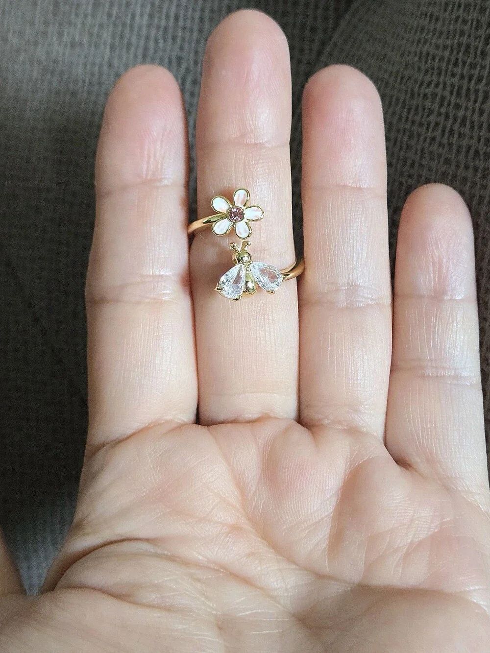 La Meno Flower🌸 and Bee🐝 Bypass Ring💍 - NIB - Picture 4 of 16